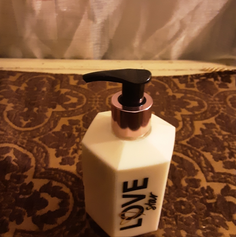 VS Love Star body lotion